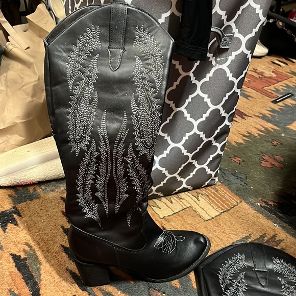 Black cowboy boots - Picture 2 of 4